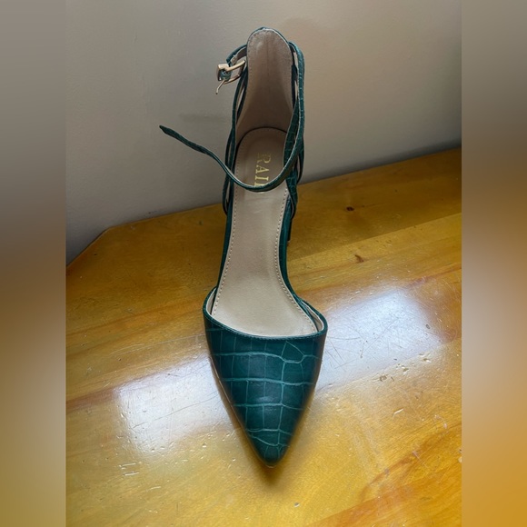 Emerald green faux croc pumps - Picture 4 of 6